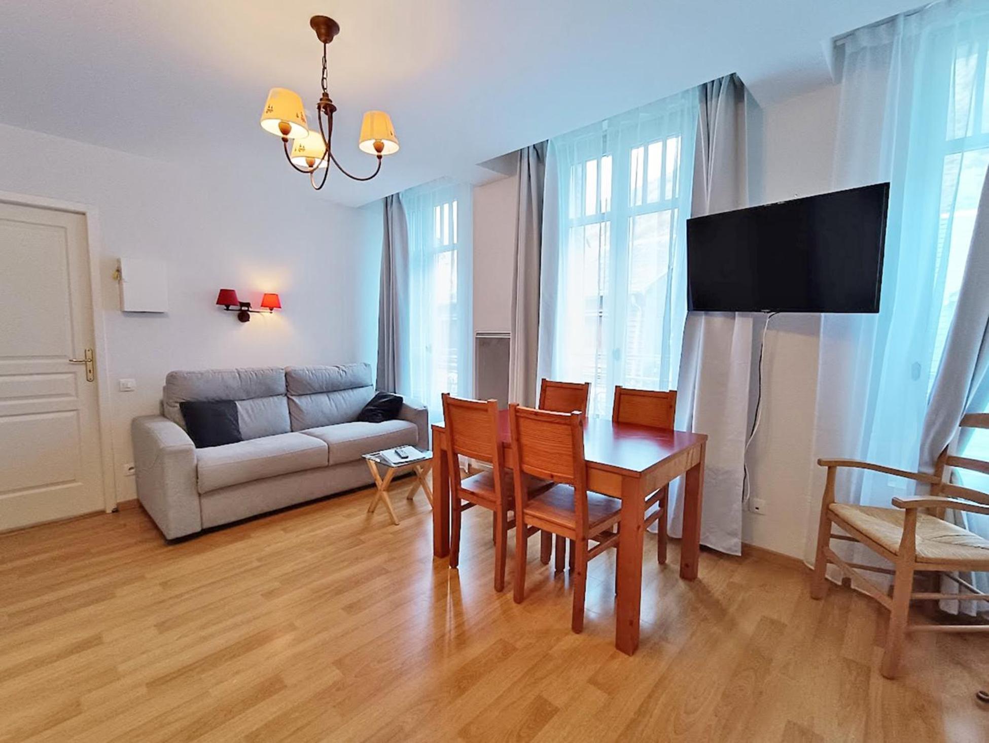 Ferienwohnung Il Etait Une Fois Luchon, T2, Centre Luchon, Wifi, Casier A Skis, Ascenseur, 4 Personnes Bagnères-de-Luchon Exterior foto